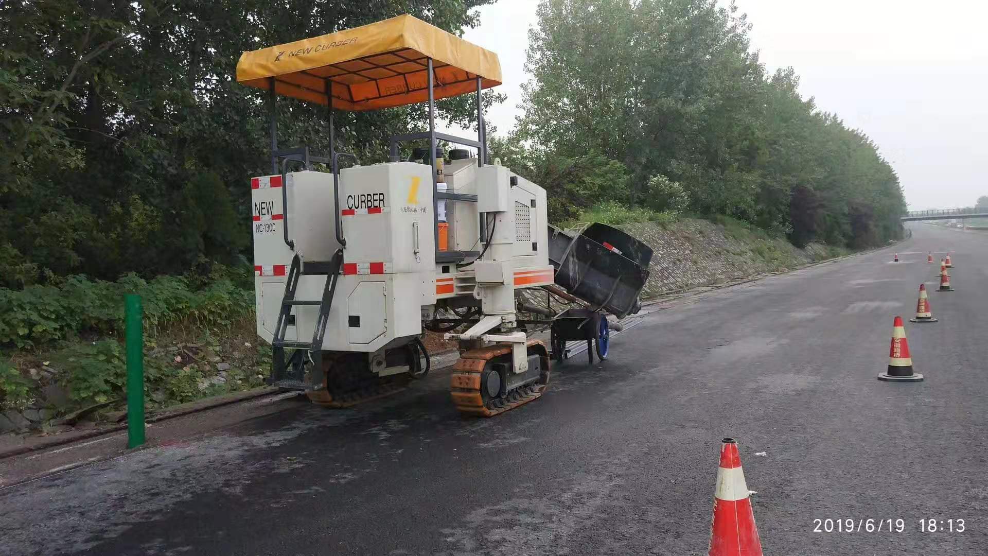 路面攤鋪開始前，務(wù)必要對混凝土路緣石滑模攤鋪機(jī)的性能進(jìn)行全面檢查