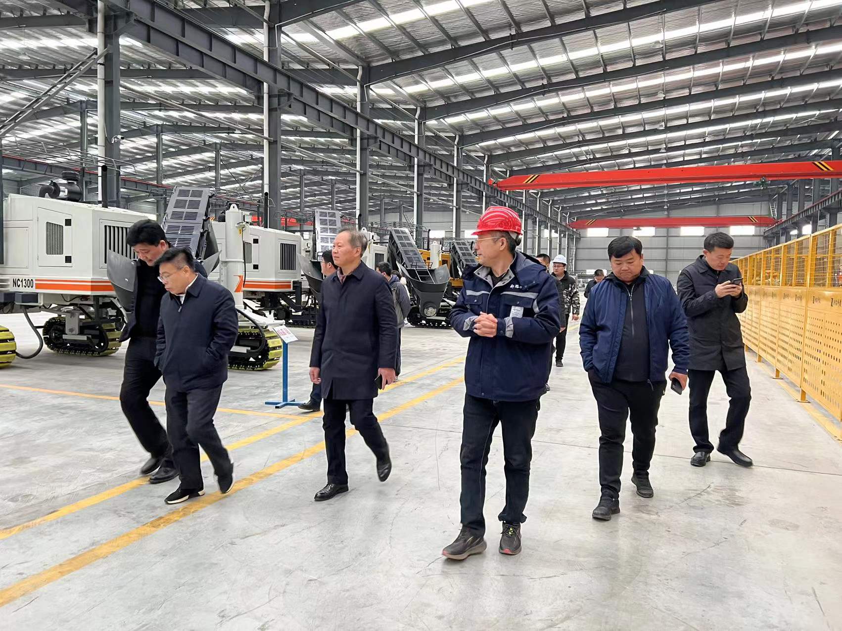 熱烈歡迎徐州市委市政府、淮海國際港務(wù)區(qū)、柳新鎮(zhèn)一行領(lǐng)導(dǎo)來我司參觀考察工作